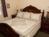 Manta Ray Inn king bed